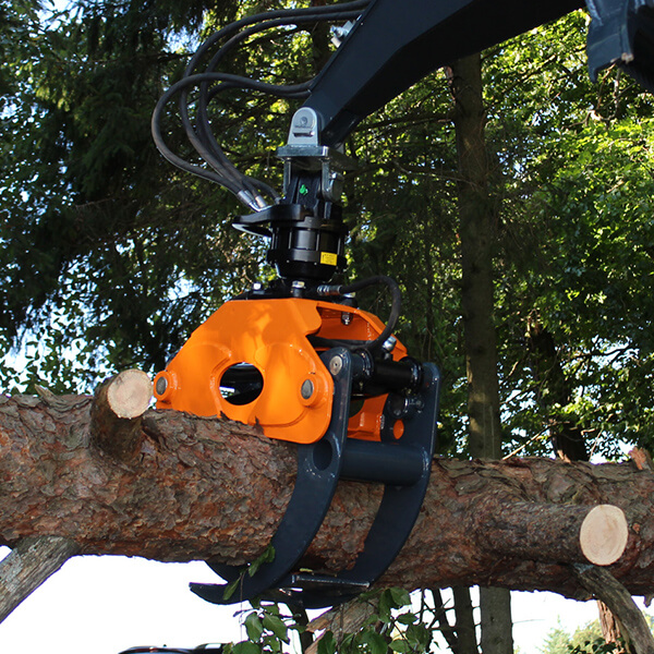 Holzgreifer mit Baumstamm