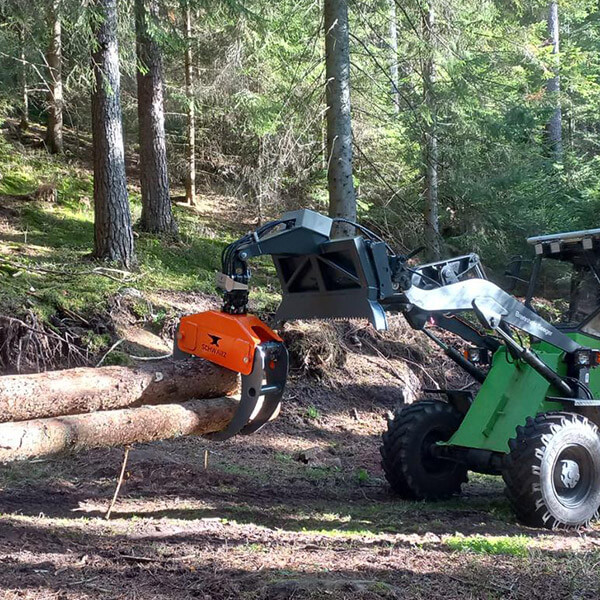 Holzgreifer mit Baumstämmen