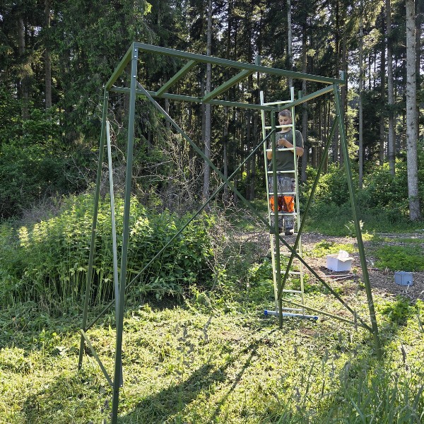 Hochsitz aus Metall beim Aufbau