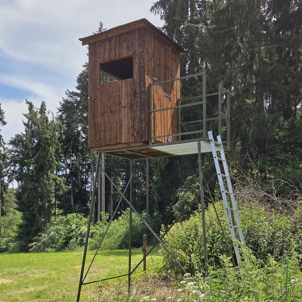 Hochsitz aus Metall, Untergestell mit Aufbau, Leiter und Reling