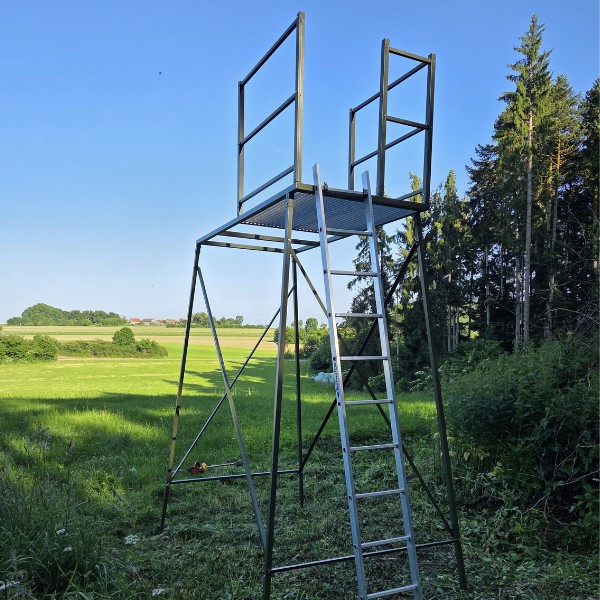 Hochsitz aus Metall mit Leiter und Brüstung