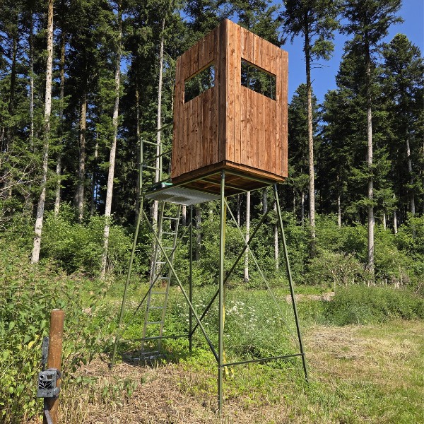 Hochsitz mit Untergestell aus Metall